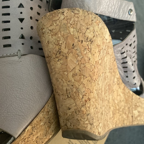 RARE Kenneth Cole wedged sandals with geometric pattern cutouts. Leather. - Picture 10 of 17